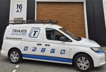 Triaxis-bedrijfswagen voor het pand in Oud Gastel
