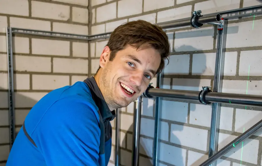 Portret van een Triaxis-monteur in de technische ruimte