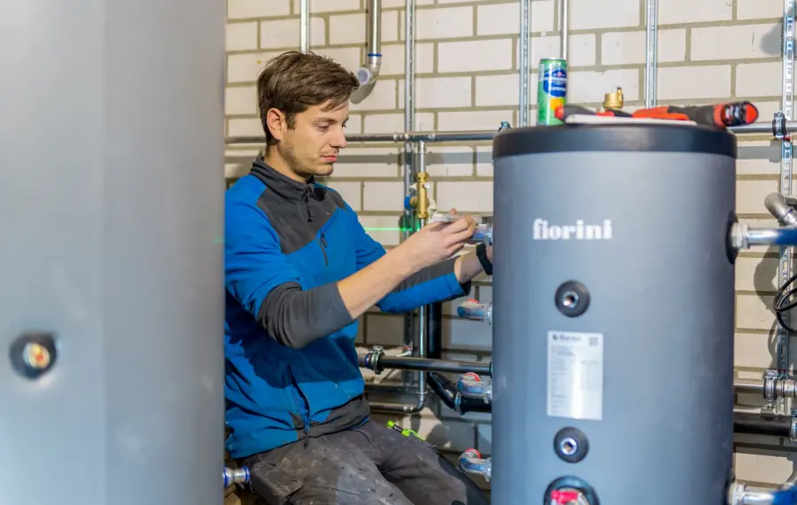 Triaxis-monteur controleert een boilervat