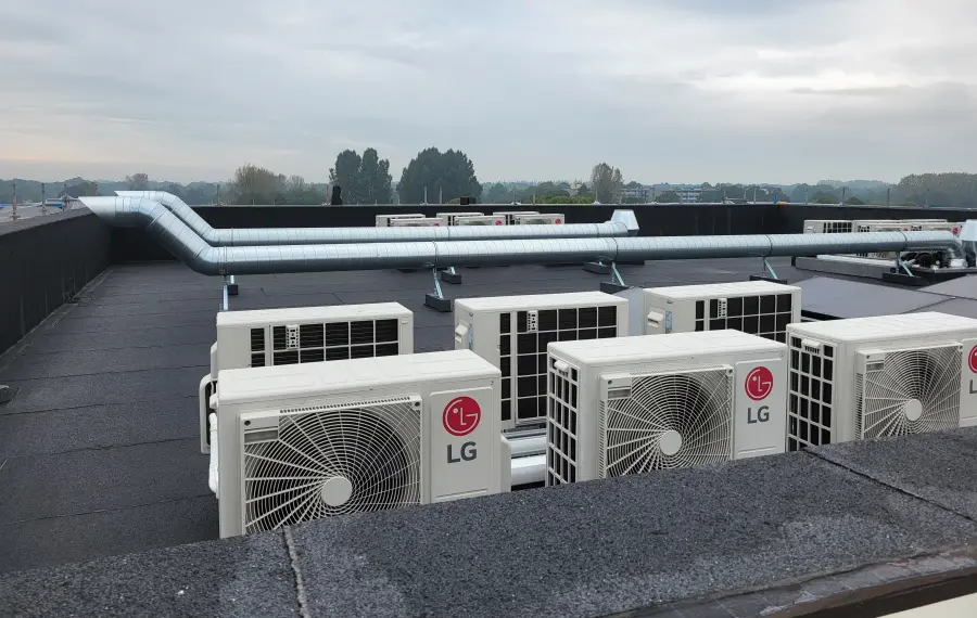 Buitenunits van airco en lucht-luchtwarmtepompen op een plat dak