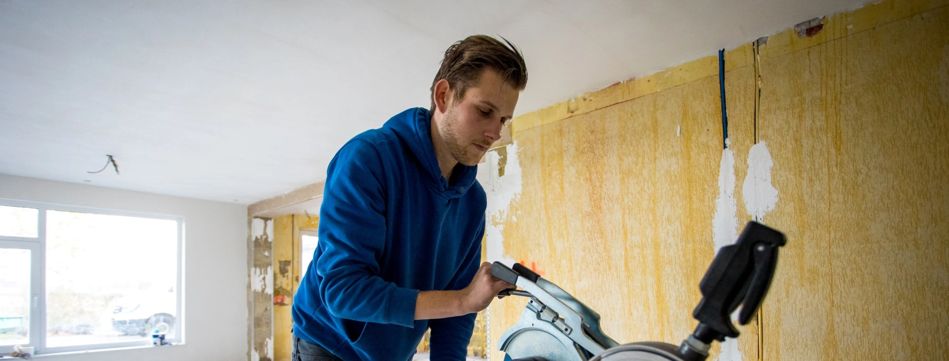 Monteur last leidingen tijdens een renovatieproject
