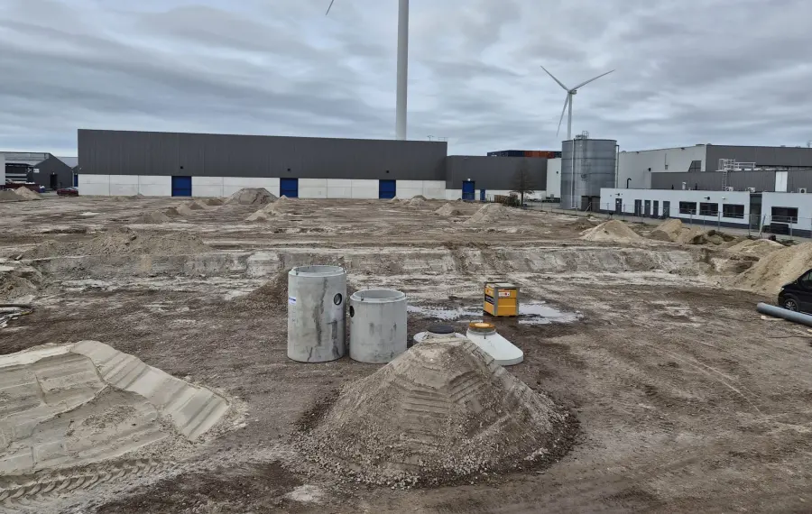 Bouwterrein met geplaatste olie- en benzineafscheider